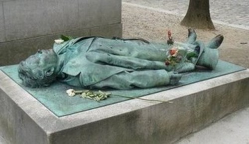 Памятник Виктору Нуару (Париж, Франция)